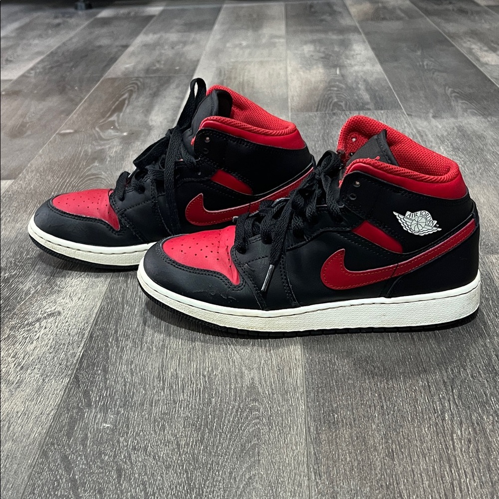 Jordan Kids Black and Red Mid-Top Sneakers GS size 6y (women’s 7)